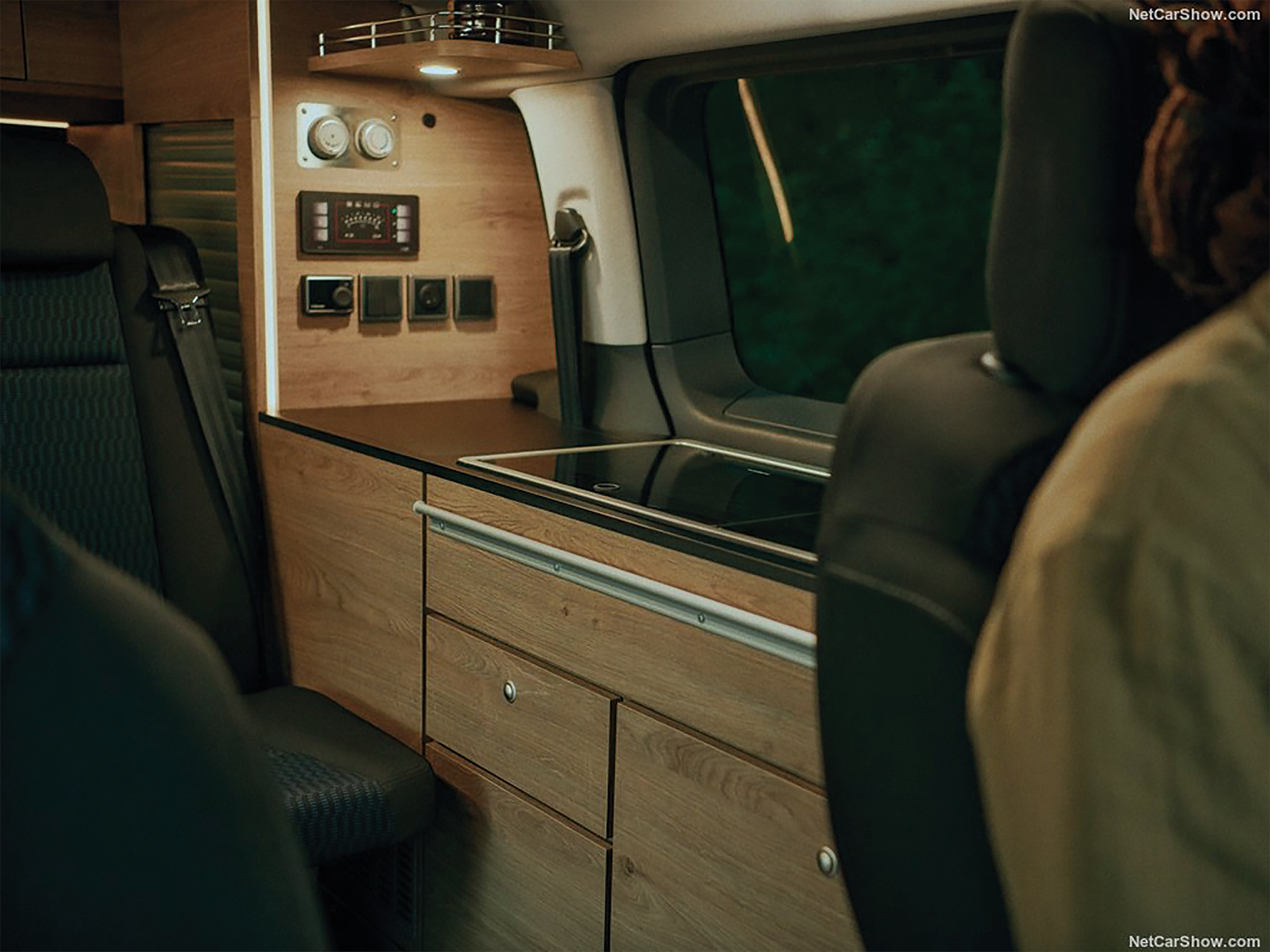 AMBIENCE: A two-row bench seat that opens up to form a comfortable two-person bed. And this bench seat is completely re- movable to free up storage space. Two front seats that swivel round towards the living area of the vehicle