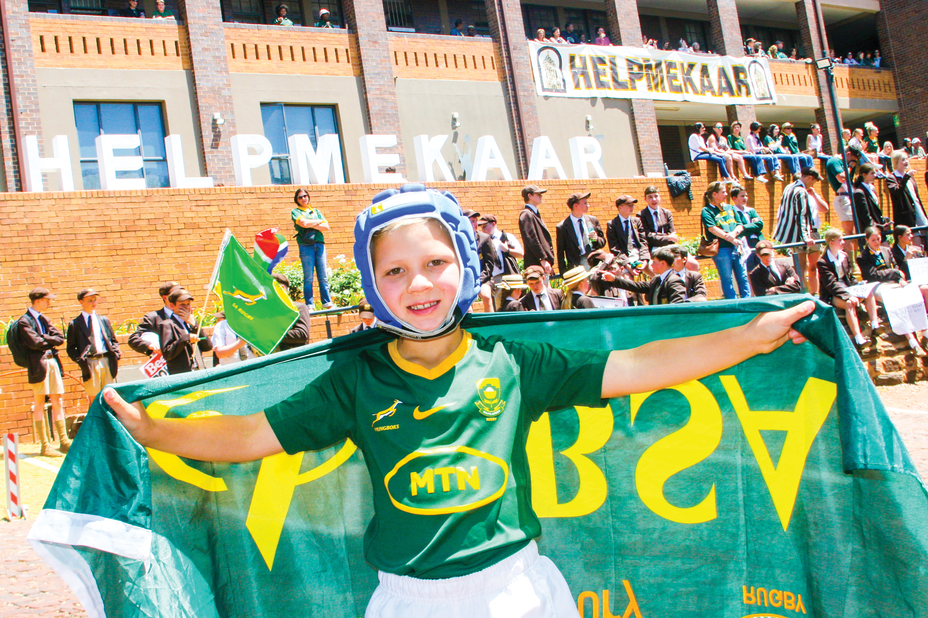 C P Klopper [7] from Ermelo seen displaying his allegience whilst awaiting the Springboks’ arrival at Helpmekaar Skool during the Gauteng leg of the Trophy Tour.