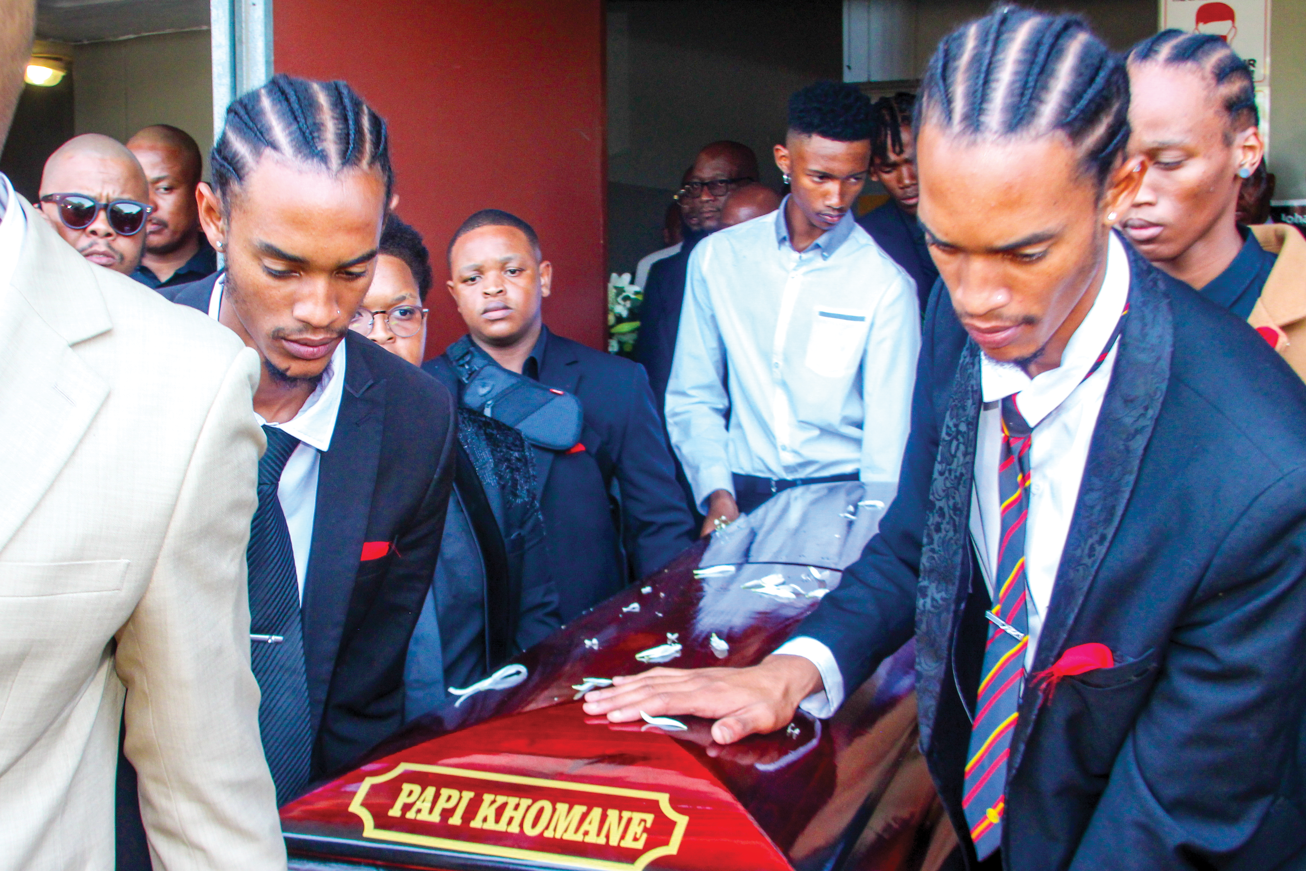 Papi Khomane’s twin sons, Tumelo and Itumeleng recorded pallbearing the late Orlando Pirates FC player’s casket outside the Soweto UJ Campus’ hall during his funeral service