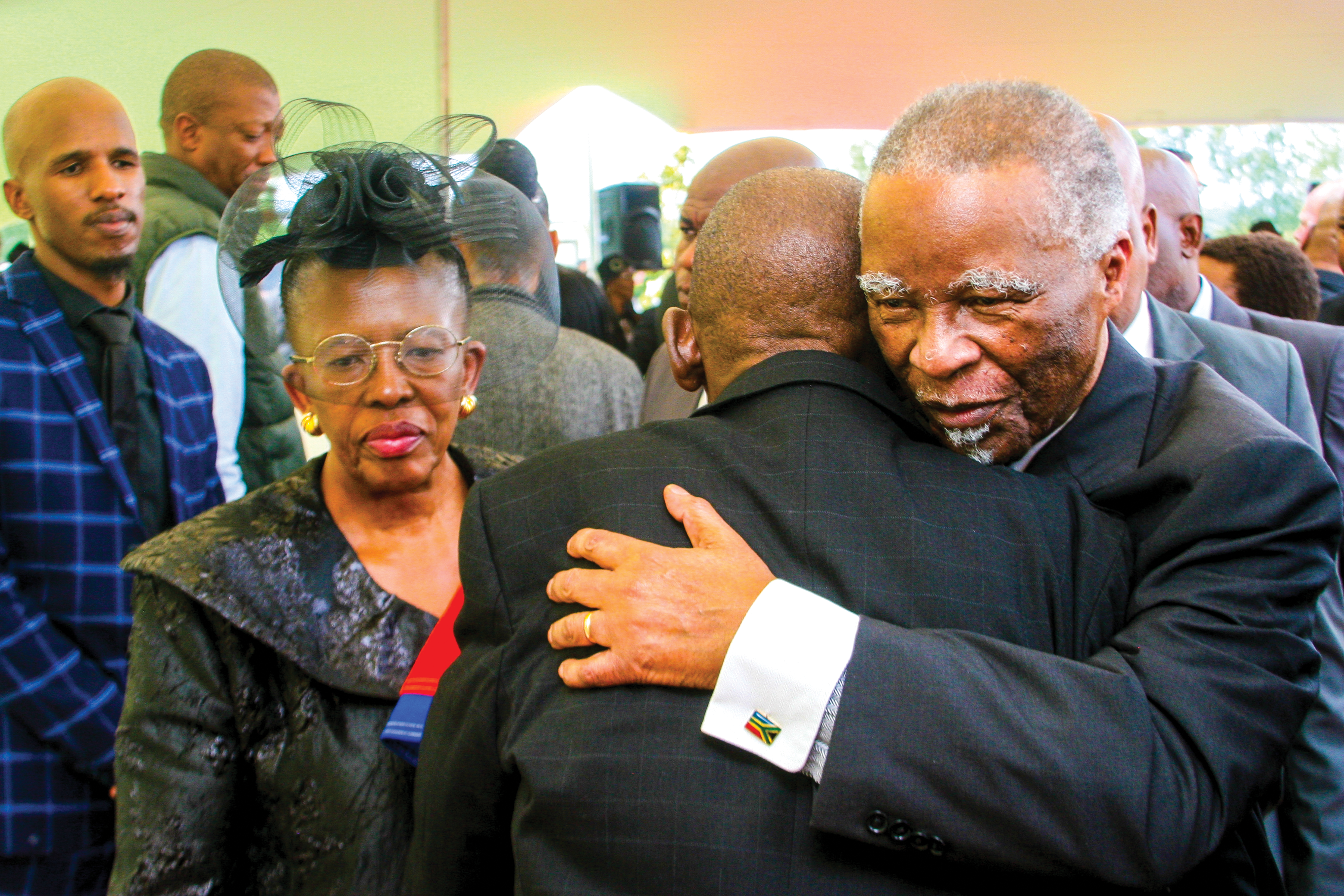 Thabo Mbeki embraced Linda Magubane whilst Ambassador Fikile Magubane watched